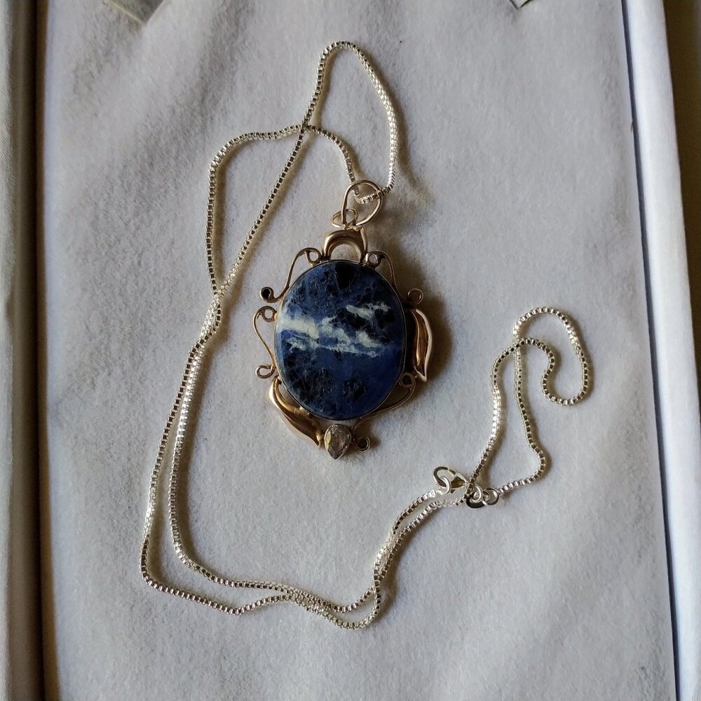 2" SODALITE PENDANT W/ CITRON EARDEROP WITH .5" BALE AND 26" 925 STERLING CHAIN